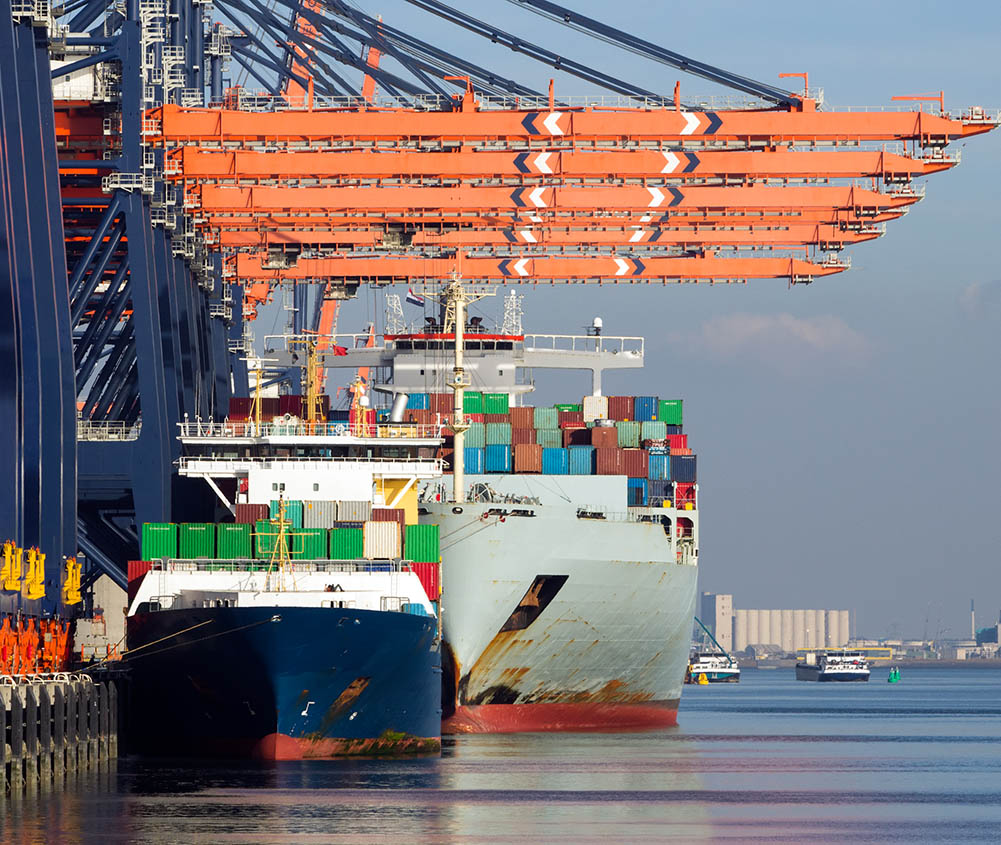 Containerskip la til kai i havnen i Rotterdam, Nederland.