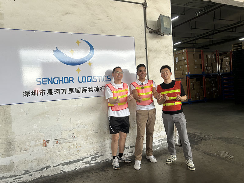 customer-in-senghor-logistics-warehouse-1
