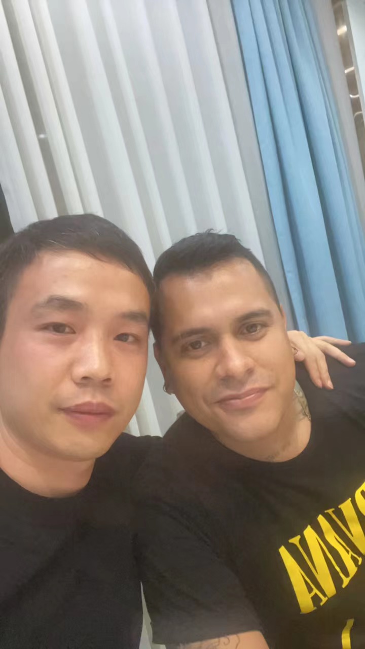 Senghor logistics Ricky ជាមួយអតិថិជនកូឡុំប៊ី