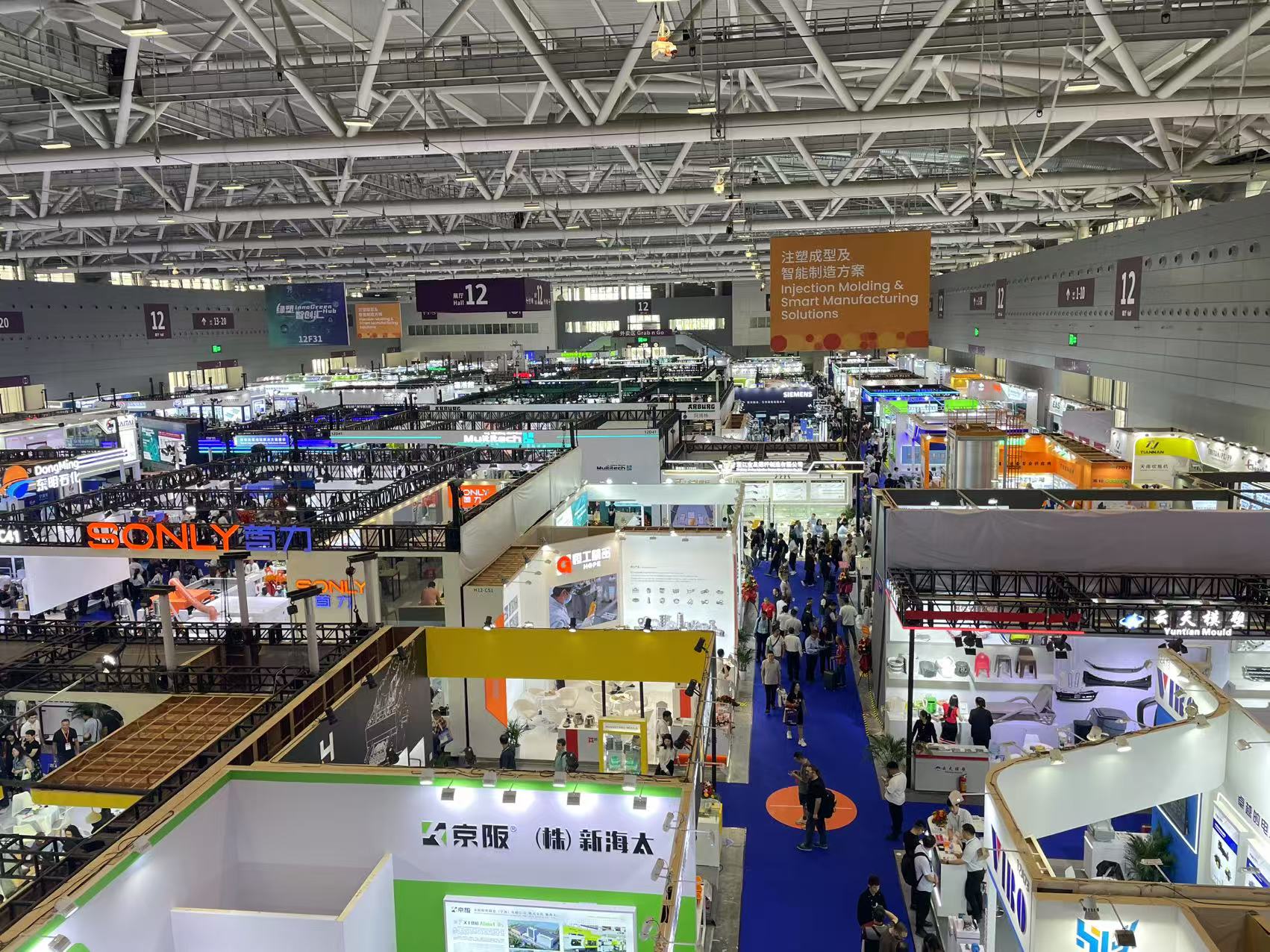 senghor-logistics-and-brazilian-customers-in-chinaplas-exhibition