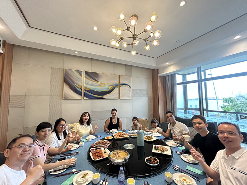 senghor-logistics-and-customers-had-lunch-1