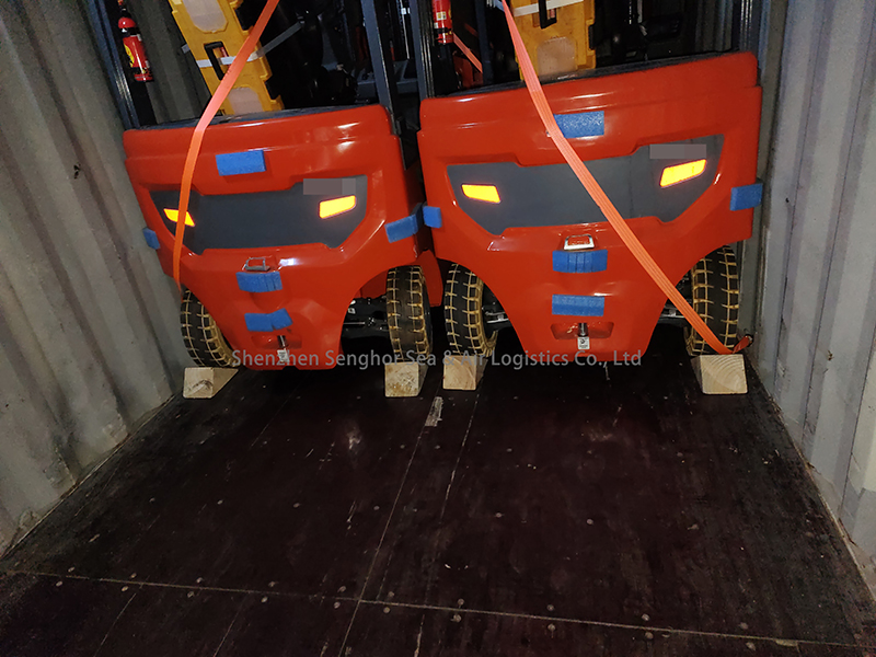 senghor-logistics-loading-forklift-container