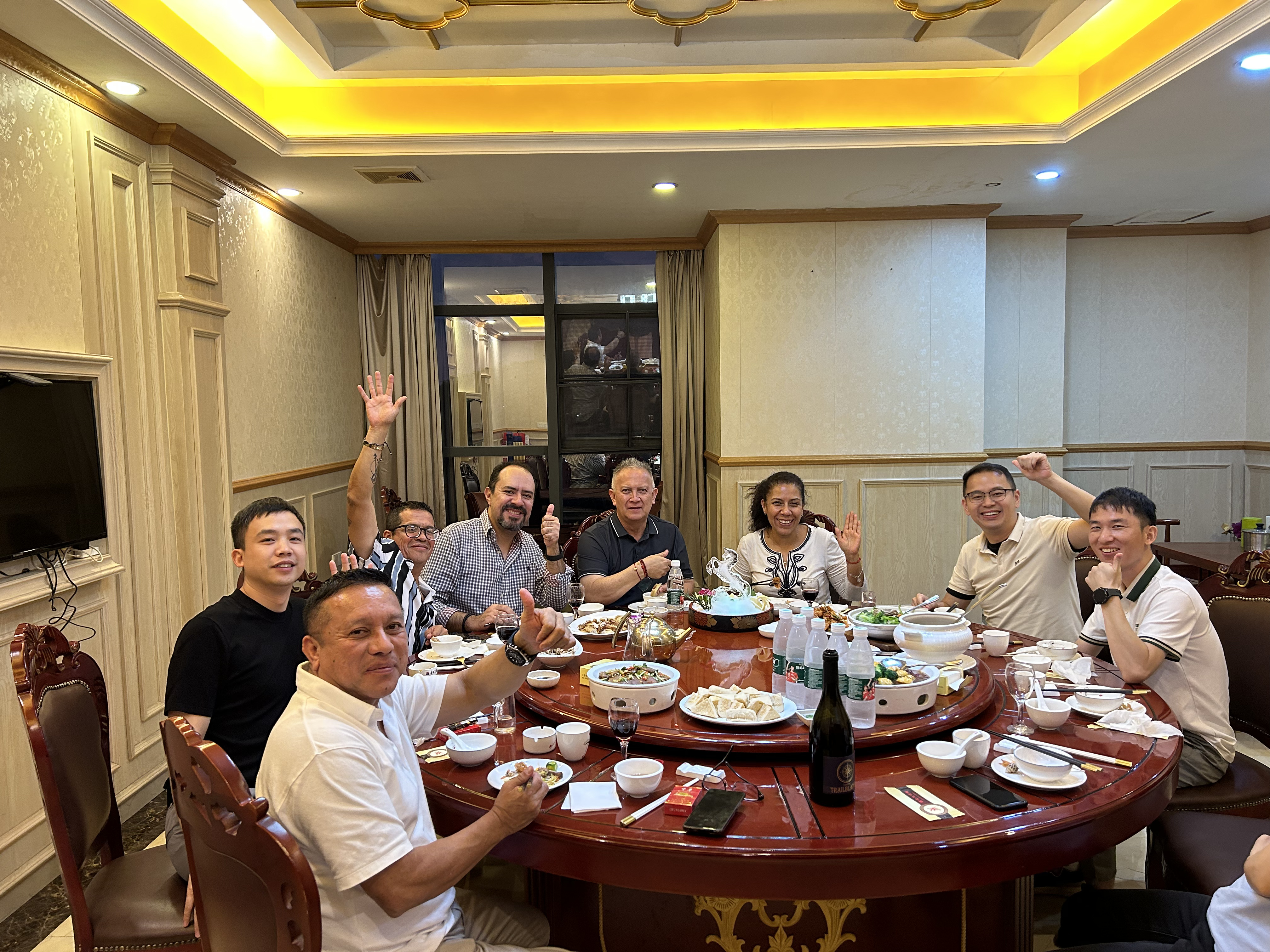 អតិថិជនម៉ិកស៊ិក senghor logistics រីករាយជាមួយអាហារពេលល្ងាច