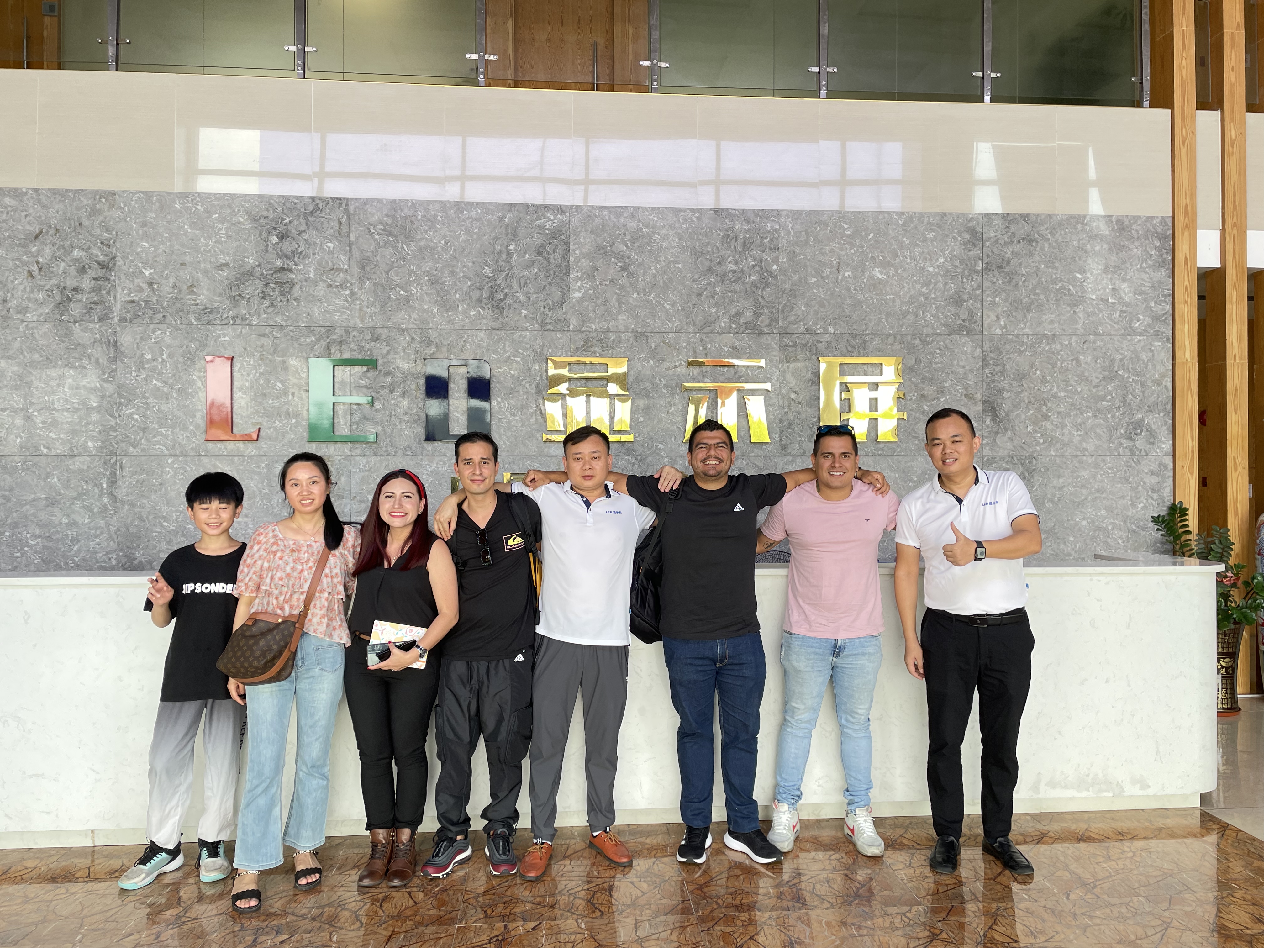 senghor logistics took colombian customers to visit led factory 01