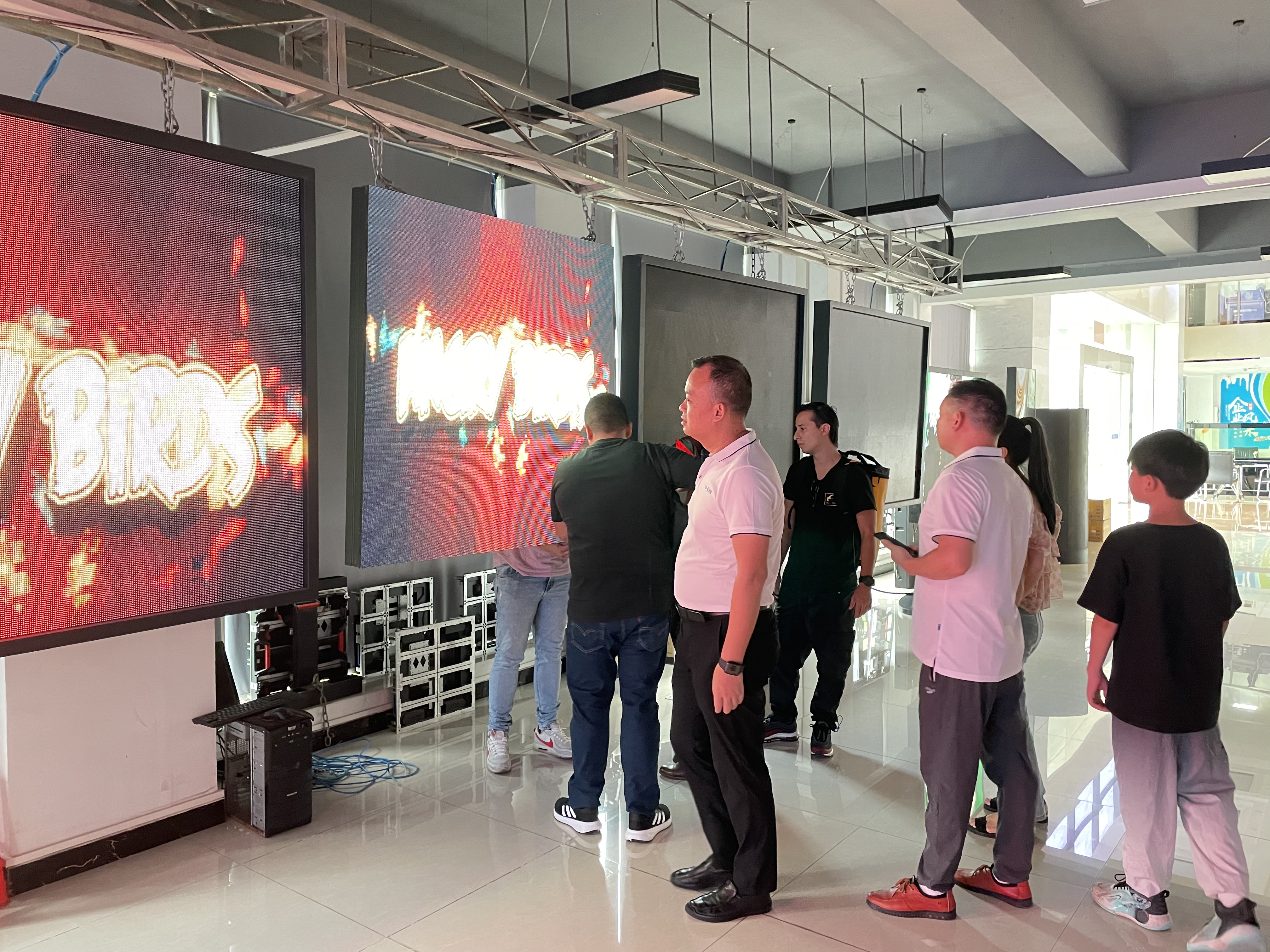 senghor logistics took colombian customers to visit led factory 1