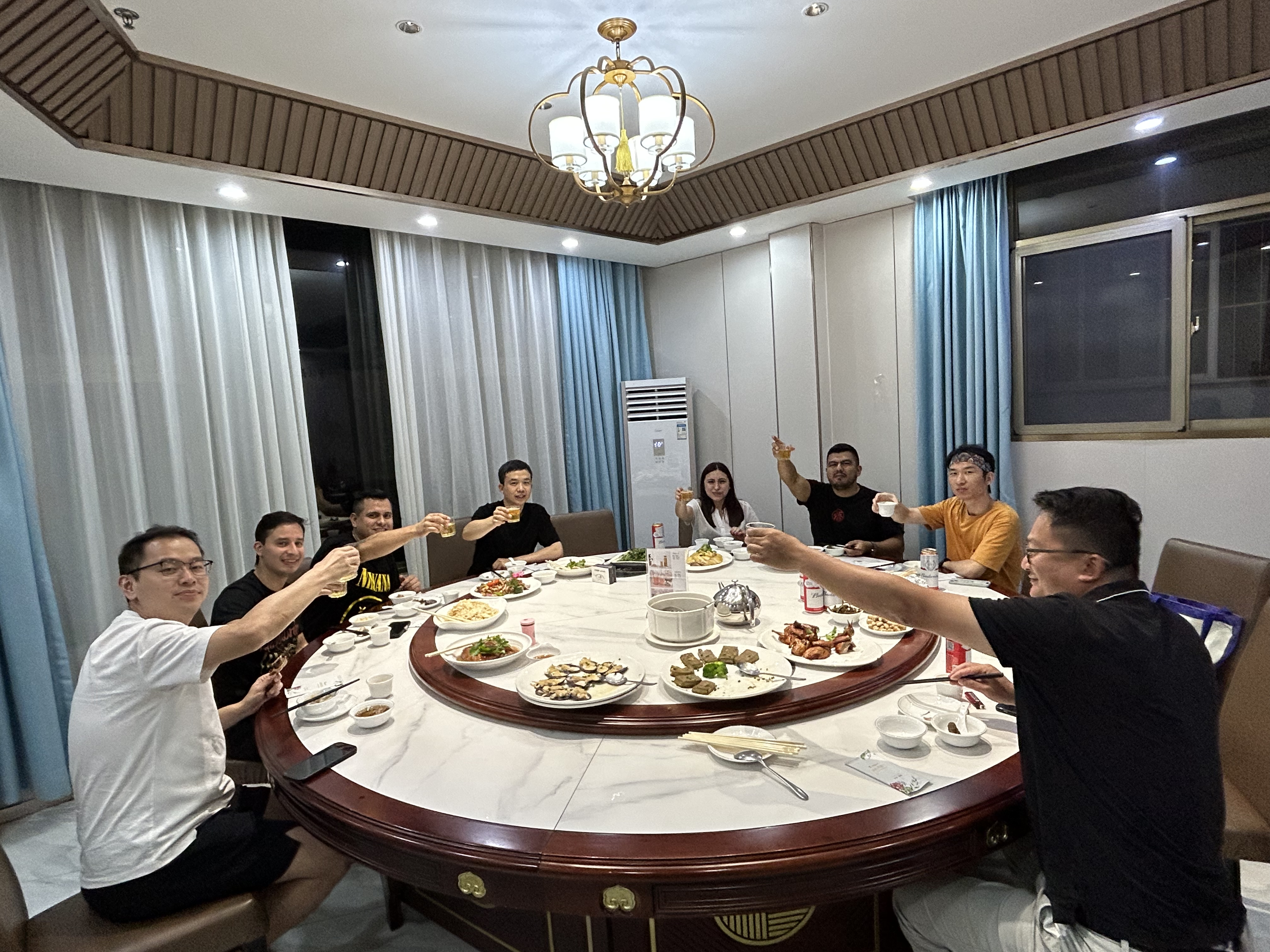 សេងហ័រដឹកជញ្ជូនជាមួយអតិថិជនកូឡុំប៊ី