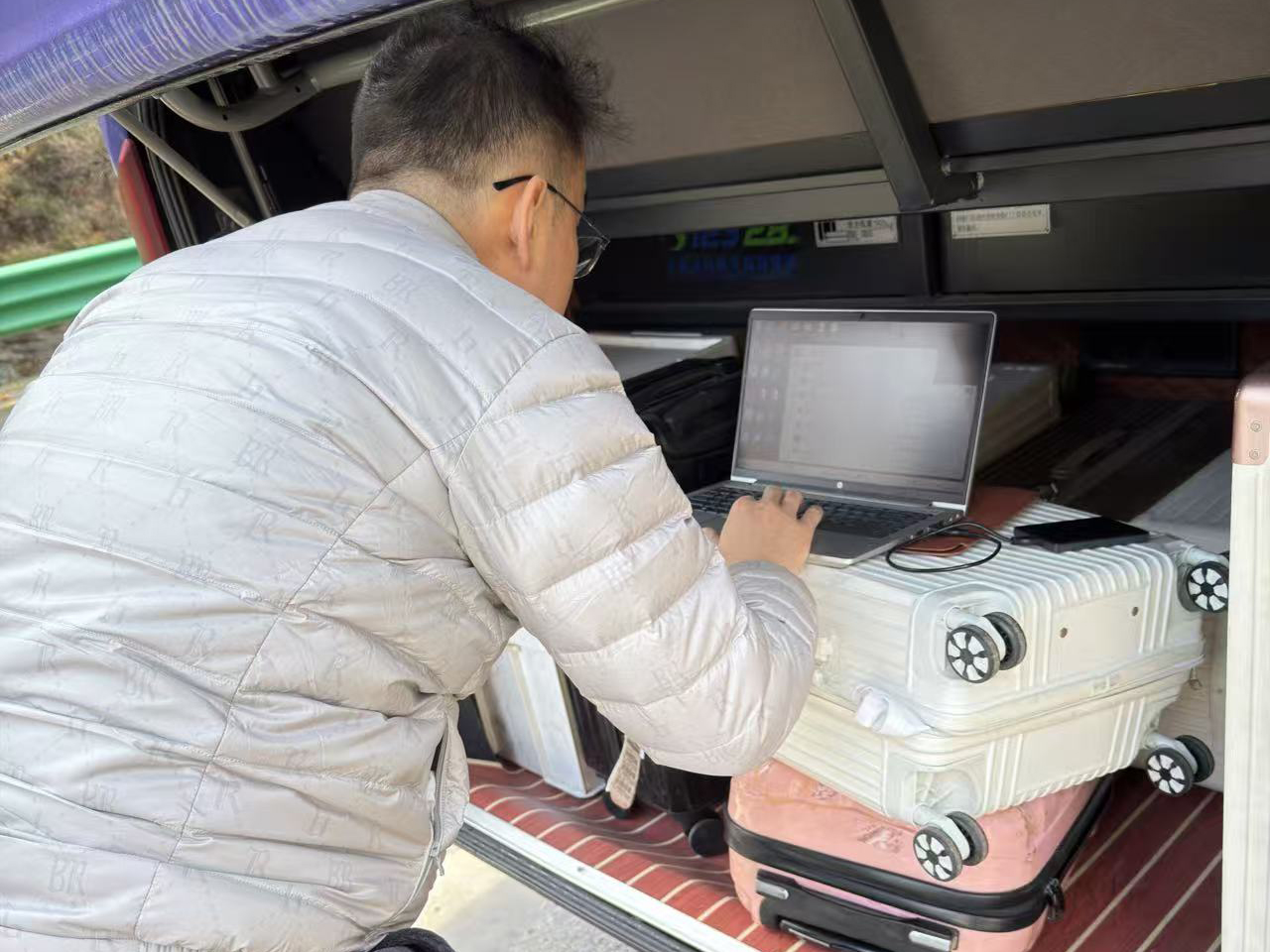 senghor-logistics-working-on-the-road